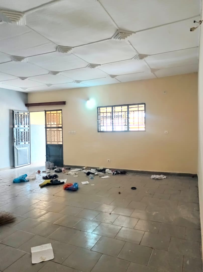 03 Chambres Salon avec garage(possibilité de faire un Bureau) 